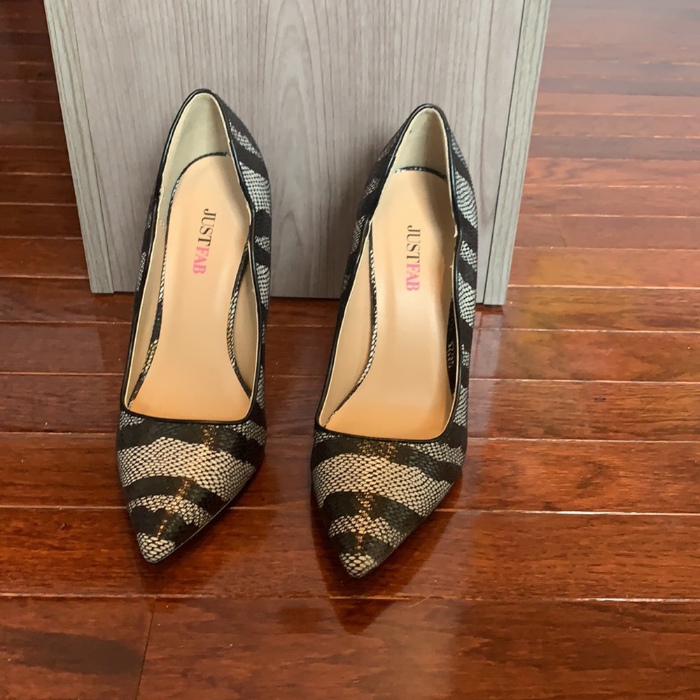 Black & White Pointed-Toe Stiletto Pumps - Picture 3 of 4